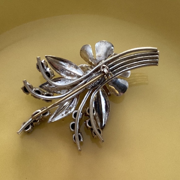 Elegant Silver and Blue Floral Brooch - Picture 4 of 7